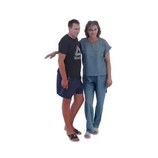 3D модель мужчины с рукой на плече женщины, оба улыбаются и позируют для фото.