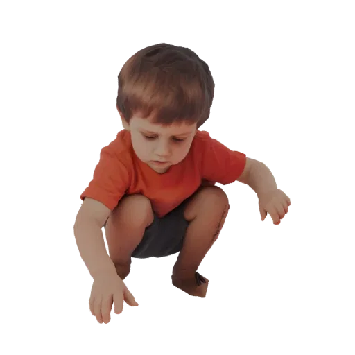 3D модель мальчика с каштановыми волосами, в оранжевой футболке и темных шортах, присевшего.