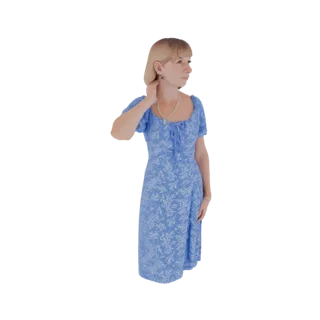 3D модель женщины со светлыми волосами в синем цветочном платье и жемчужном ожерелье, грациозно позирующая.