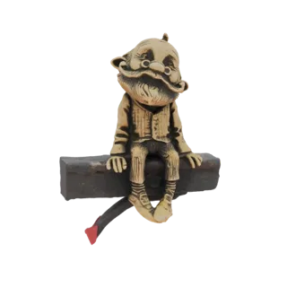 3D-модель причудливой фигурки старика с усами и очками, сидящего на деревянном бревне, с хвостом с красным кончиком.