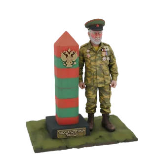 3D модель российского пограничника в камуфляжной форме, стоящего рядом с красно-зеленым пограничным монументом с эмблемой рос