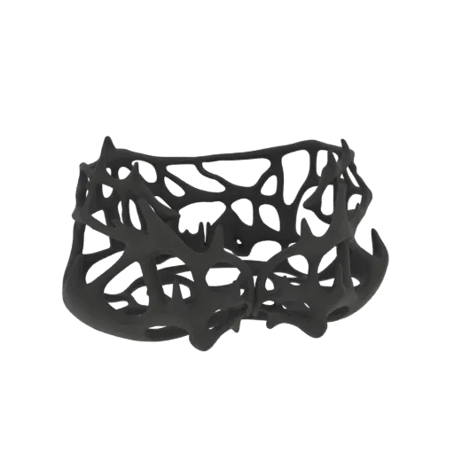 3D рендер черного абстрактного колье-чокера со сложным, органическим, паутинообразным дизайном на белом фоне.