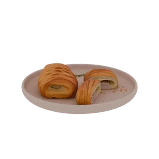 3D модель круассана с ветчиной и сыром в разрезе, показывающая слои ветчины и сыра, на светло-розовой тарелке с веточкой розм