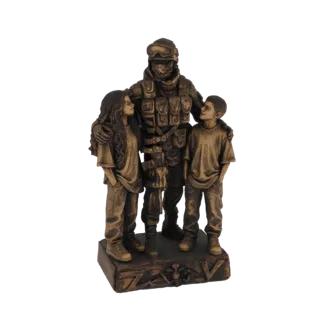3D модель солдата в боевой экипировке, обнимающего девочку и мальчика, с бронзовой отделкой, на декоративном основании.