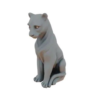 3D-рендер матовой серой скульптуры внимательно сидящей пантеры с янтарными глазами и хвостом, обернутым вокруг тела.