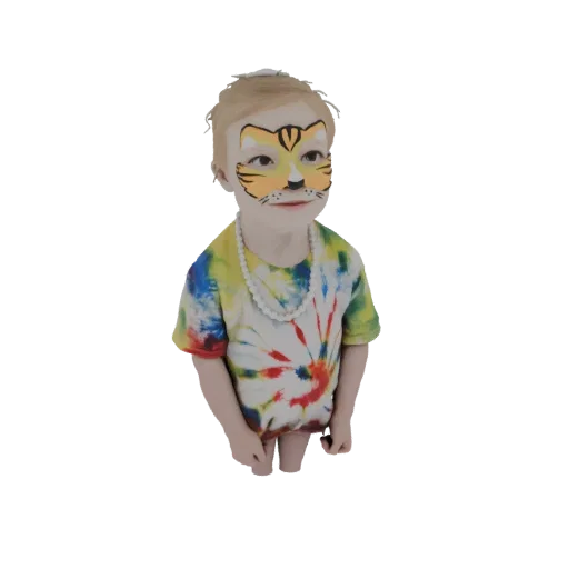 3D модель ребенка с тигриным аквагримом, в футболке тай-дай и жемчужном ожерелье, смотрит немного в сторону.