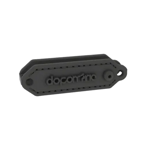 3D модель темно-серого кожаного брелка с тисненым логотипом 'Dopcornino' и деталями строчки.