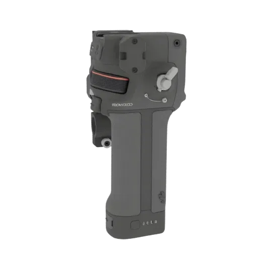 Вид сбоку 3D модели контроллера стабилизатора DJI RS 3, показывающий рукоятку и элементы управления.