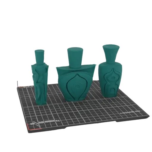 Три стилизованные 3D-модели художественных флаконов духов бирюзового цвета, выставленные на сетчатой поверхности.