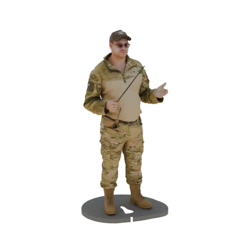 3D модель мужского военного инструктора в камуфляже, держащего указку и жестикулирующего, стоящего на круглой подставке.