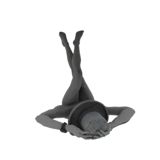 3D модель женщины, лежащей со скрещенными ногами, в шляпе от солнца, на белом фоне.