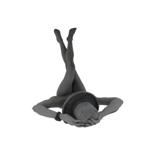 3D модель женщины, лежащей со скрещенными ногами, в шляпе от солнца, на белом фоне.
