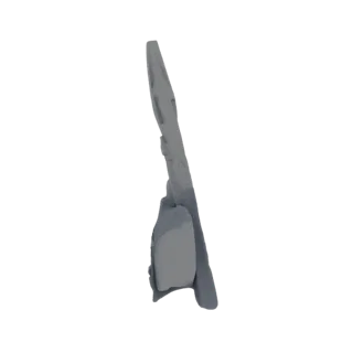 Вид сбоку 3D модели, изображающей абстрактную скульптуру с острыми, угловатыми плоскостями, поднимающимися от текстурированно