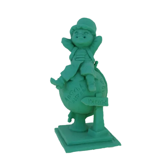 3D модель бирюзового, причудливого персонажа в шляпе и пальто, сидящего на глобусе с указателем.