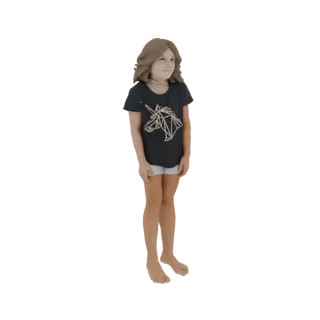 3D модель девочки с каштановыми волосами, в черной футболке с геометрическим единорогом и белых шортах, стоящая.