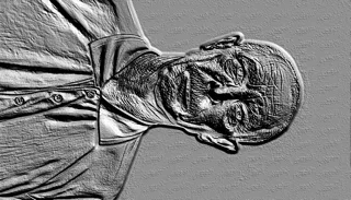 3D-модель барельефа пожилого мужчины в стиле гравюры, с выразительными морщинами и текстурой рубашки.