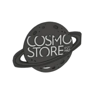 3D-модель темной планеты в стиле Сатурна с белой надписью 'Cosmo Store Est. 1997' и выраженными кольцами.