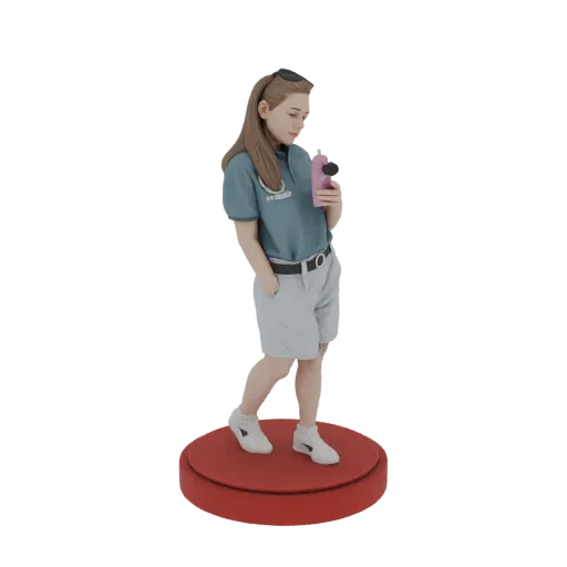 3D модель девушки с каштановыми волосами, в синей футболке и серых шортах, с розовым напитком, на красной подставке.