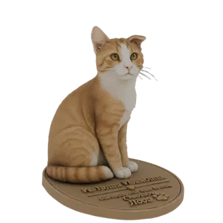 3D модель рыжего полосатого кота, сидящего на круглой гравированной подставке с отпечатком лапы.