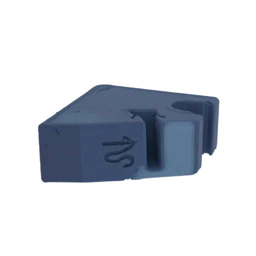 3D модель стилизованного геометрического коннектора с острыми углами и вырезанным символом, в глубоком сине-сером цвете.