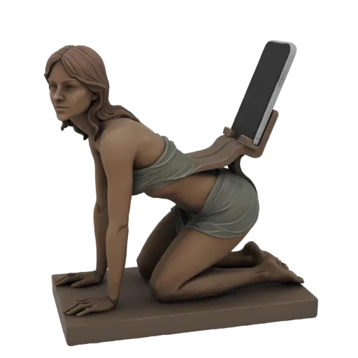 3D модель коленопреклоненной женщины в качестве держателя для телефона, со смартфоном, помещенным в подставку.