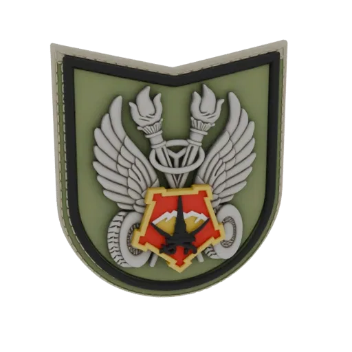3D модель военной эмблемы с серебряными крыльями, пылающими факелами и щитом с горным пейзажем.