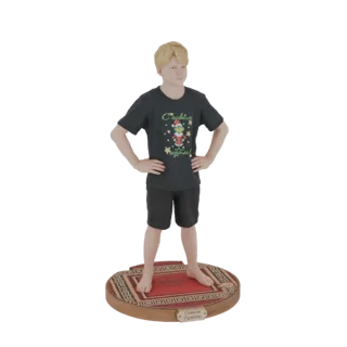 3D модель мальчика со светлыми волосами в рождественской футболке и шортах, стоящего на основании с узором ковра.
