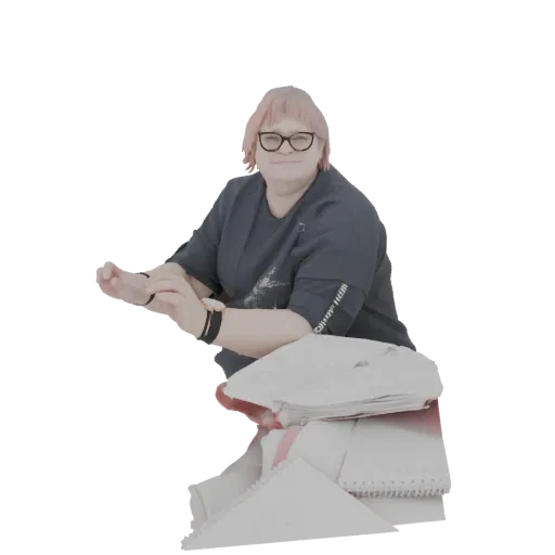 Рендер 3D модели женщины с короткими ярко-розовыми волосами, в очках и темной футболке, сидящей и наклонившейся вперед.