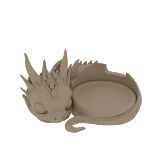 3D модель спящего детеныша дракона, свернувшегося вокруг небольшого блюдца, с детализированной чешуей и милыми чертами.