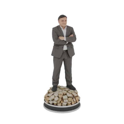 3D модель бизнесмена в сером костюме со скрещенными руками, стоящего на куче денег, на черной круглой подставке.