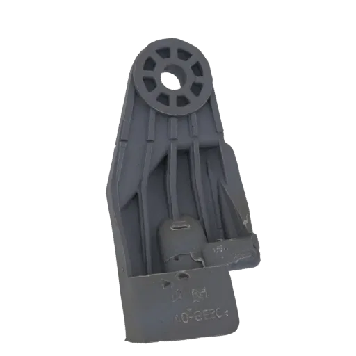 3D модель серого пластикового кронштейна с круглым отверстием сверху и интегрированным зажимом снизу.
