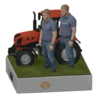 3D модель красного трактора с двумя фермерами рядом на основании с травой и логотипом.