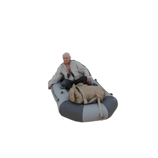 3D модель мужчины с седеющими волосами в куртке, сидящего в надувной лодке с коричневой сумкой.