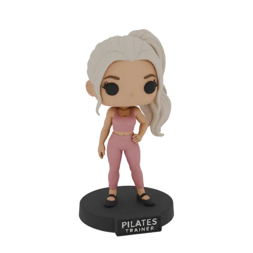 3D-модель фигуры Тренера по Пилатесу в стиле Funko Pop, в розовом спортивном костюме, стоящая на черном основании.