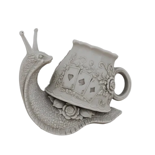 3D модель причудливой улитки с чашкой, украшенной игральными картами и розами, вдохновленная Алисой в Стране чудес.