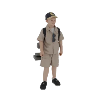 3D модель юного мальчика в образе исследователя, одетого в хаки, синюю кепку с логотипом 'C' и черный рюкзак.