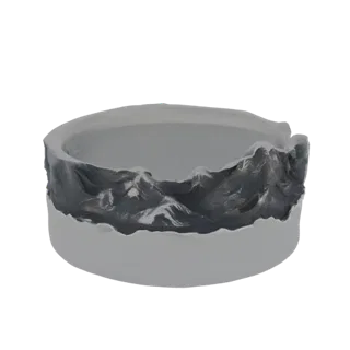 3D модель круглой пепельницы с детализированным, текстурированным горным хребтом, вылепленным по краю, на белом фоне.