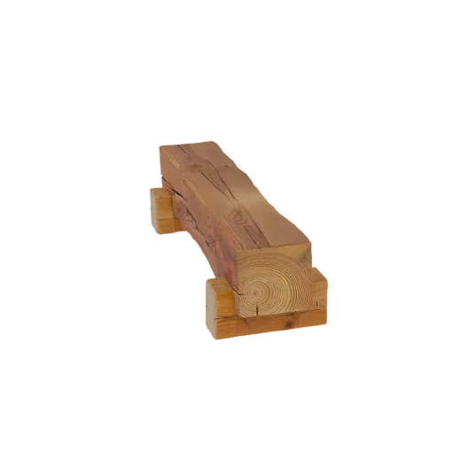 3D модель деревенского деревянного бруса с видимой текстурой и рисунком древесины, лежащая на двух меньших деревянных блоках.