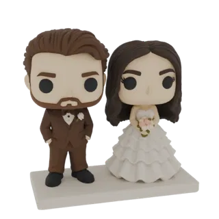 3D модель свадебной пары в стиле Funko Pop, жених в коричневом костюме, невеста в белом платье, с цветами, на белом основании