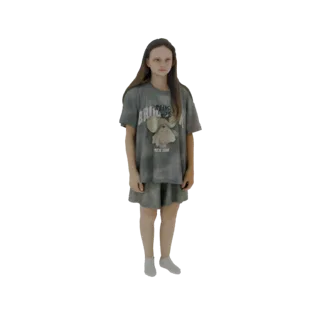 3D модель девочки, стоящей в серой футболке тай-дай с принтом и соответствующих шортах.