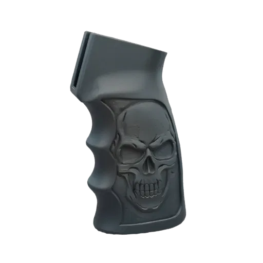 Вид сбоку темно-серой 3D модели пистолетной рукоятки с детальной гравировкой черепа сбоку.