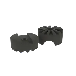 3D-модель двух темно-серых промышленных деталей, одна с зубчатым основанием и центральным пазом, другая с радиальными ребрами