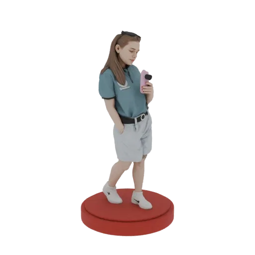 3D модель молодой девушки в бирюзовой футболке и серых шортах, с розовым смартфоном, на красной подставке.
