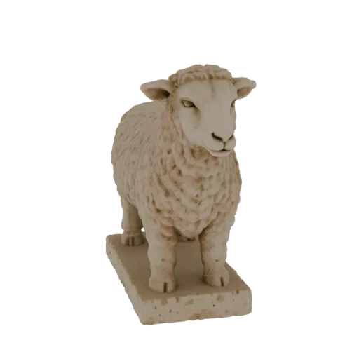 3D модель реалистичной овцы с текстурой камня, стоящей на прямоугольном основании.