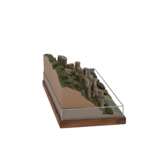 Предварительный просмотр 3D модели диорамы со скалистыми утесами, зеленой растительностью и рекой в витрине.