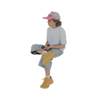 3D модель девушки сидящей, в синей футболке, джинсовых шортах, розово-серой кепке и желтых кроссовках, смотрящей в сторону.