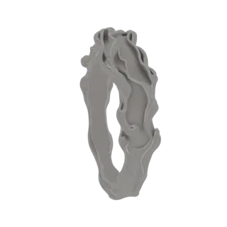 3D модель кольца с текучим, органическим и абстрактным дизайном, представленная в матовом сером цвете.