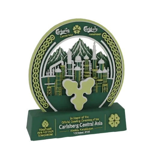 3D-модель памятного кубка открытия пивоварни Carlsberg Central Asia с промышленными изображениями и логотипами.