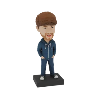 3D модель боблхеда Мистера Биста в синем худи и джинсах, стоящая на черной подставке.