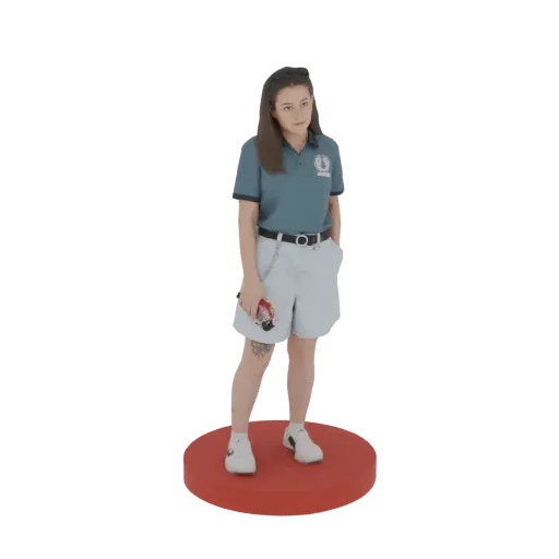 3D модель молодой женщины в синей футболке-поло и светлых шортах, стоящей на красном круглом основании.